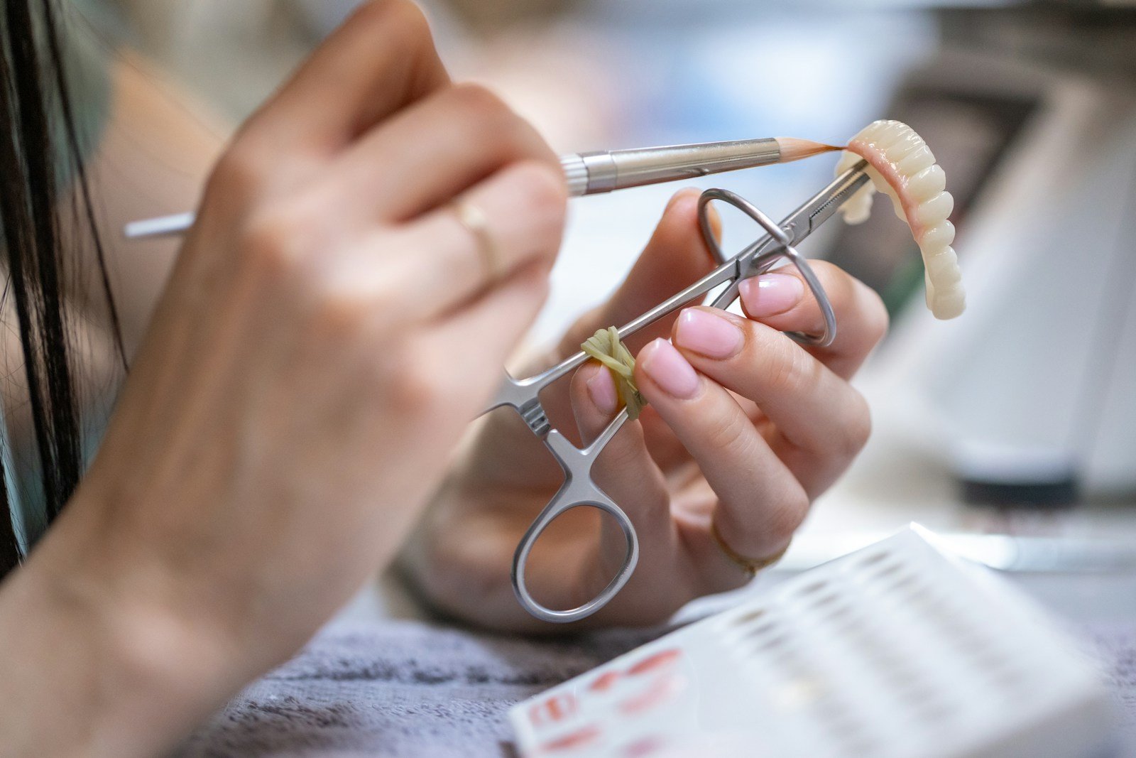 Trabajo técnico sobre una prótesis dental. Fotografía ilustrativa.